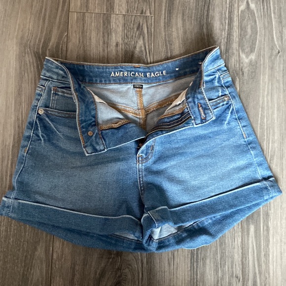 DENIM JEAN SHORTS VERY STRETCHY , barely worn! - Picture 2 of 3